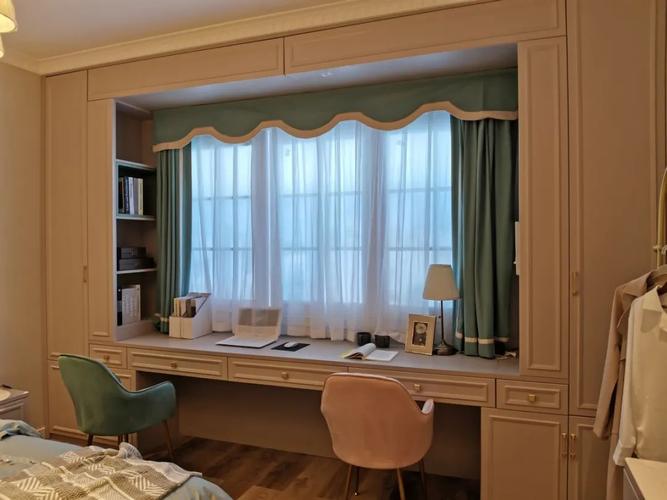 主卧飘窗是侧柜与书桌一体式设计不仅实用还提升卧室格调.