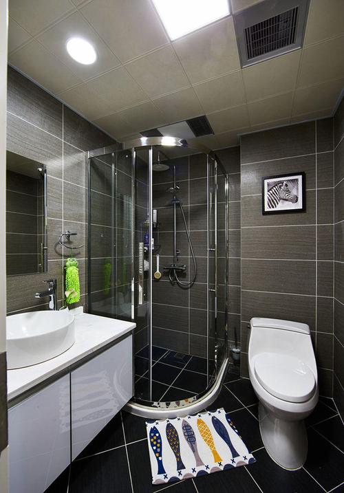 业主的卫生间扇形的淋浴房马桶浴室柜干湿分离方便使用