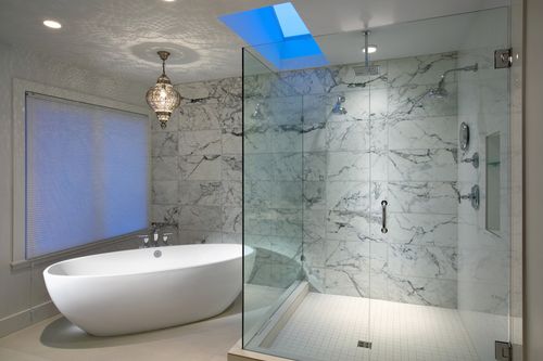 现代别墅卫生间透明海蓝天窗装修效果图