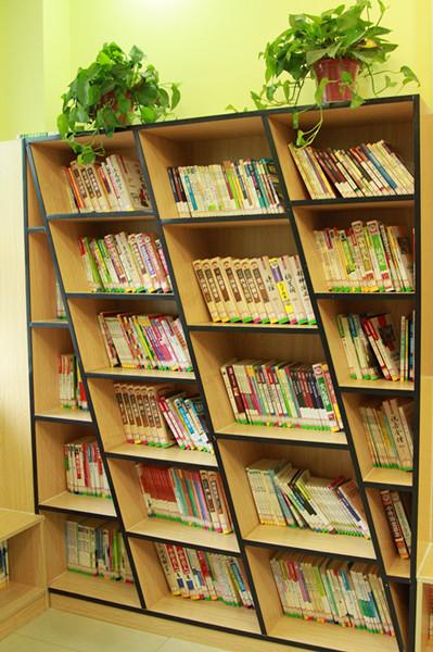 郑州16中开放式图书角让书香满校园