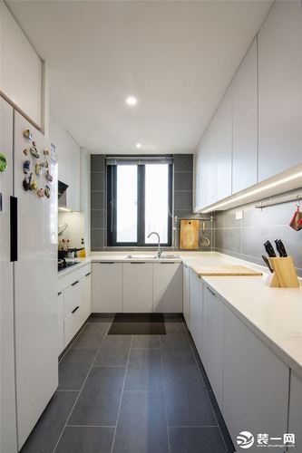日月光125平方三居室现代风格厨房装修效果图