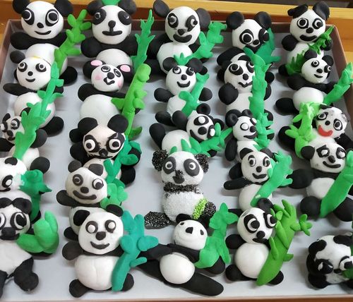 幼儿大班亲子美术活动用彩泥捏《熊猫》