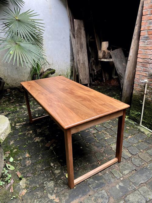 老山毛榉木制作的桌子