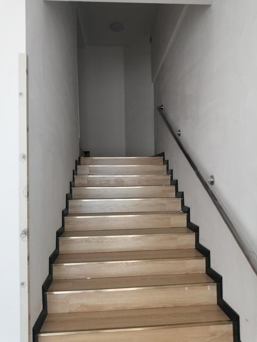 宽敞的楼梯.