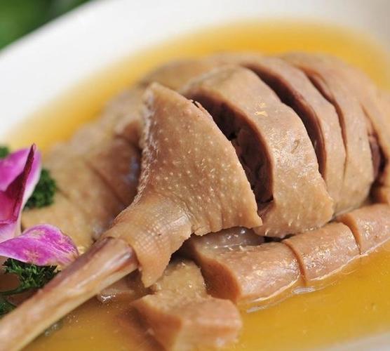 p扬州老鹅是江苏省扬州市的一道特色美食属于苏菜系该菜品在扬州