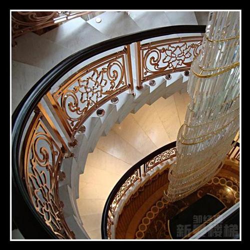 铜艺雕花楼梯与新中式铜护栏的结合效果图