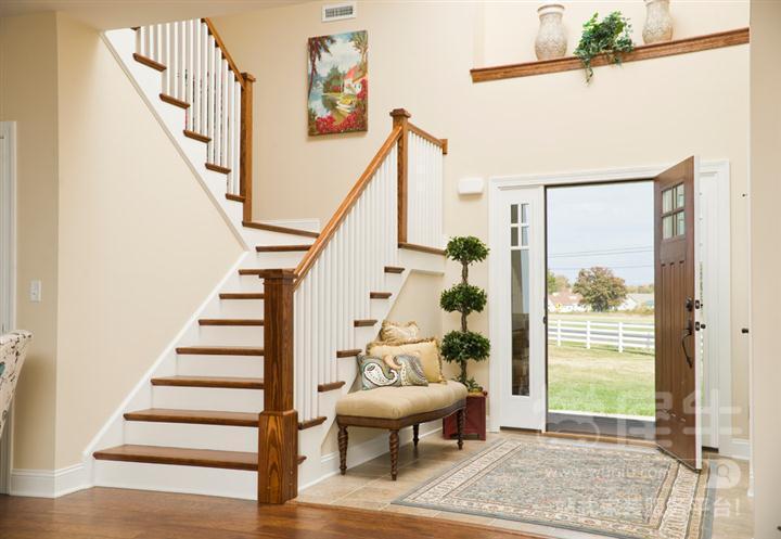 美式自然白棕色三居室玄关楼梯装修效果图