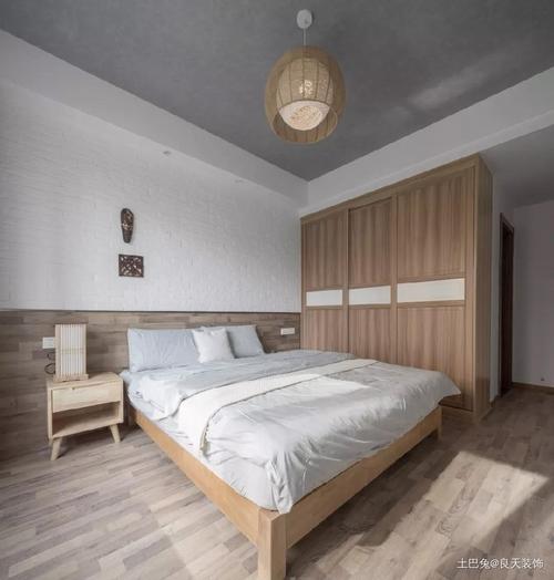 98现代民宿风从容安静朴素自然卧室木地板现代简约卧室设计图片赏析