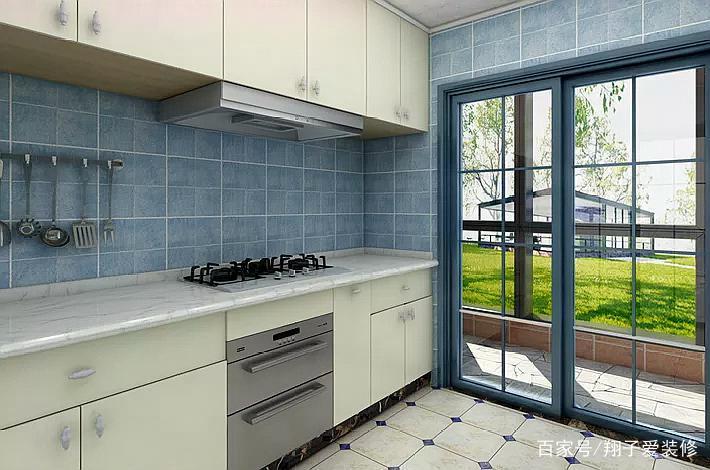厨房电器隐藏在浅黄色的橱柜当中保护了整体的观感大面积的落地窗