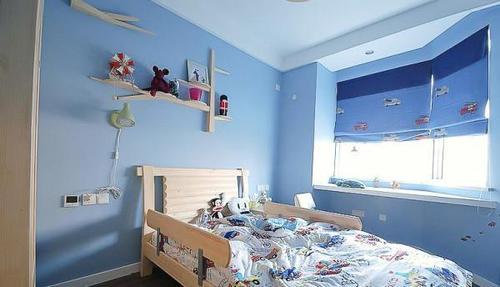 这边是儿童房看样子业主的孩子是个男孩子整个屋子涂满了蓝色乳胶漆