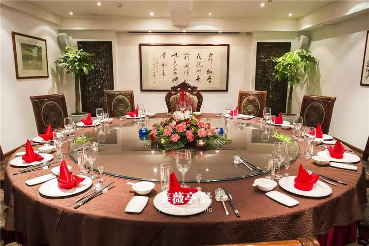 酒店的婚宴桌型可以是中式的圆桌餐饮也可以是西式的长桌分餐制.