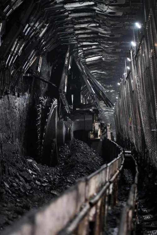 9月18日一名工人在上湾煤矿内的8.