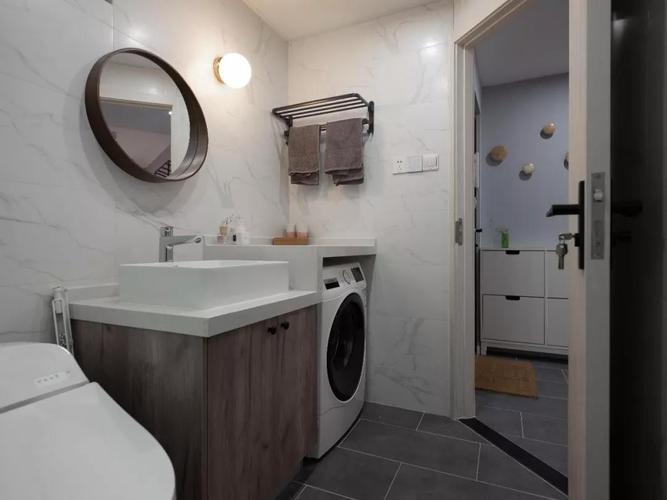 卫生间选用了和厨房相同的搭配台盆和洗衣机统一定制柜体使得空间更