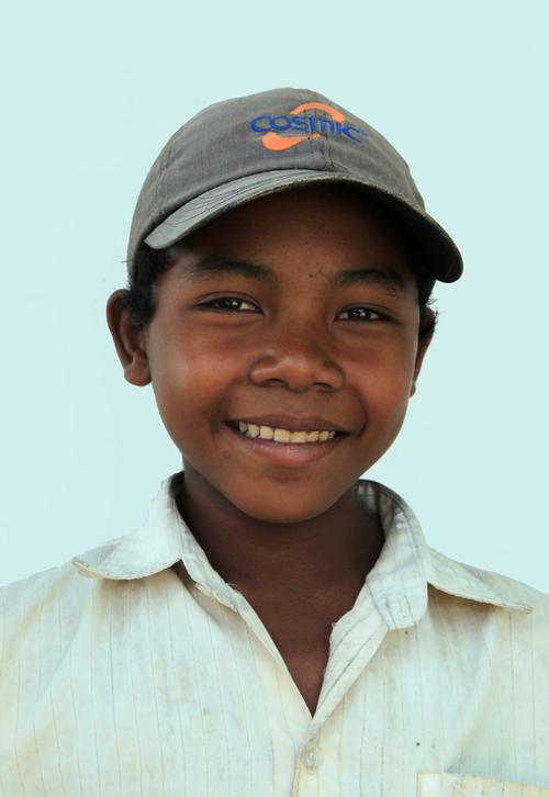 柬埔寨人黑黑的皮肤白白的牙齿脸上总呈现着微笑他们的微笑不
