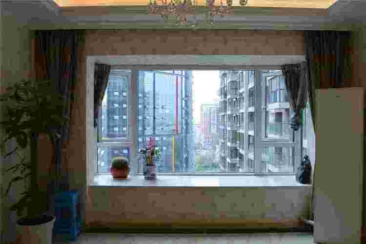 小空间巧利用客厅弧形飘窗窗台美化装修设计图