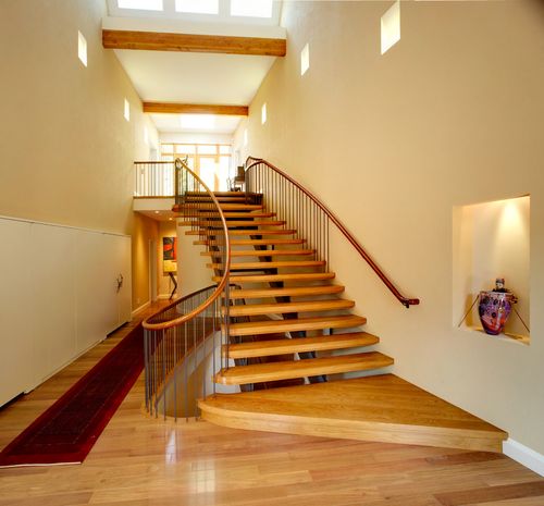 现代别墅原木色木质地板楼梯装修效果图
