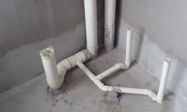 为什么卫生间并排装2根下水管