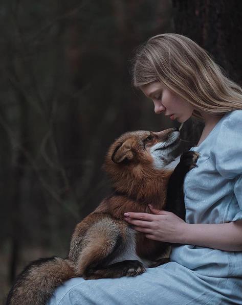 俄罗斯摄影师用镜头讲述童话故事人和动物的美好和谐
