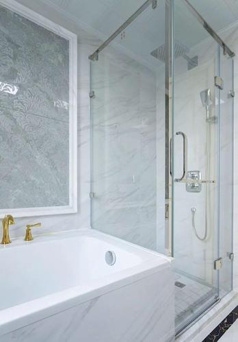 独立设置淋浴房与浴缸卫生间功能齐全.