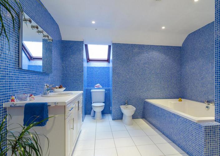 家居卫生间蓝色马赛克瓷砖图片