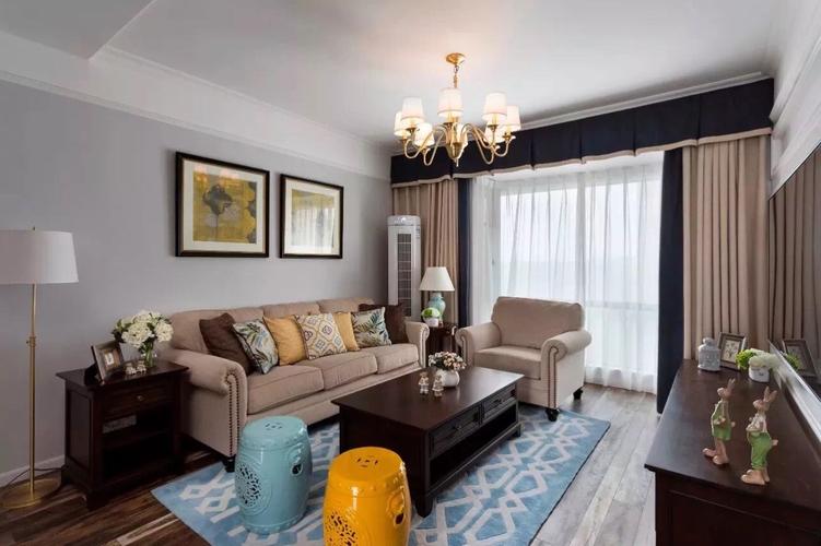 窗帘色与沙发同色与整个客厅相呼应而为了避免过于单调所以选了