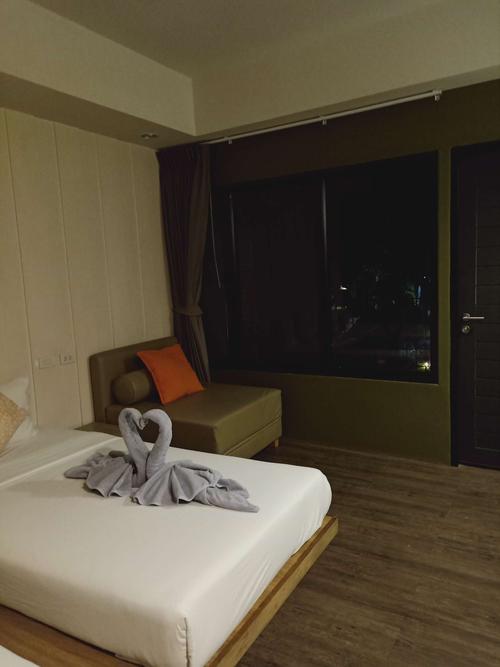 沙美岛酒店房间的床上还精心摆放了浴巾叠的天鹅