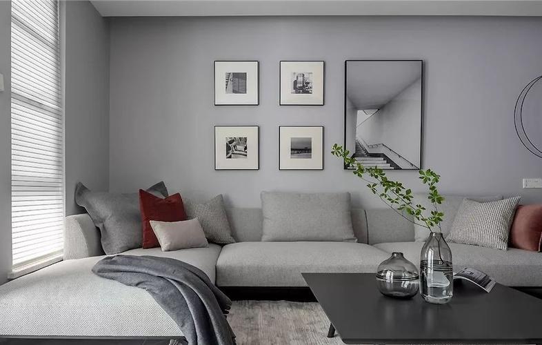 开阔的客厅选用简约的灰色为主调带给主人最纯粹的视觉品味.