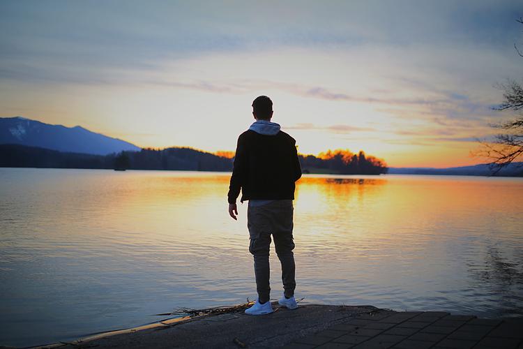 一个人男生孤单孤独背影夕阳湖边心情人物壁纸男生一个人的