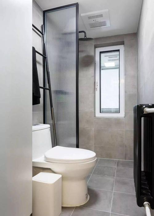淋浴区和马桶之间同样用玻璃做隔断既干湿分离又透亮舒适.