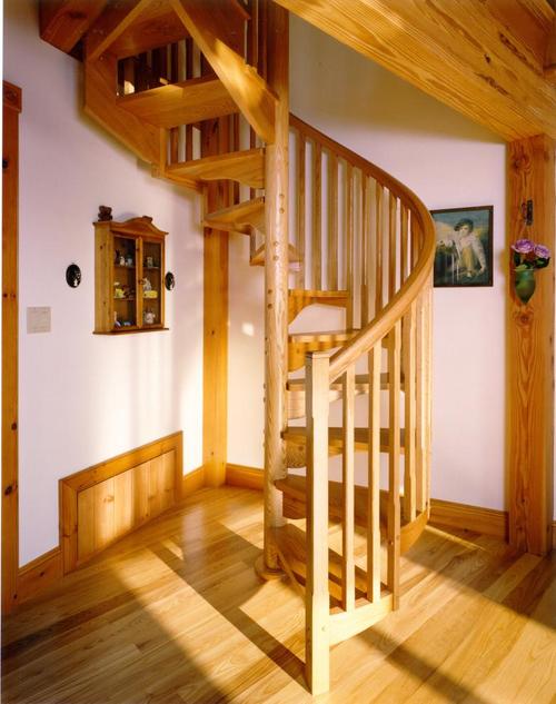 纯木质橘黄温馨螺旋形别墅楼梯装修效果图