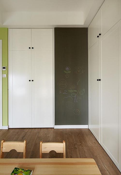实木壁纸衣柜门简约欧式风格衣柜装修效果图