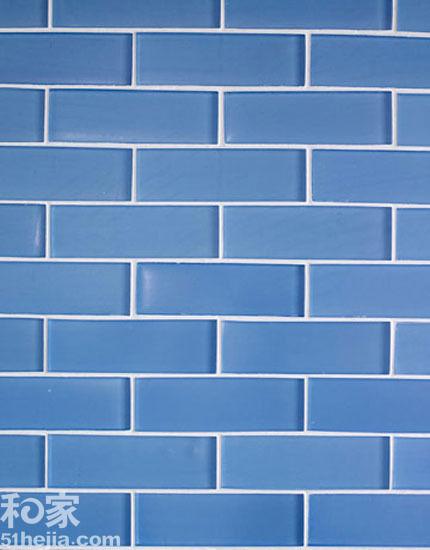 厨房墙面选择的这种蓝色瓷砖属于玻璃砖整洁干净.