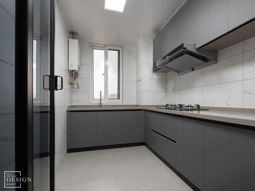厨房整体选用灰色定制橱柜配合大理石纹理墙砖强化简约质感.