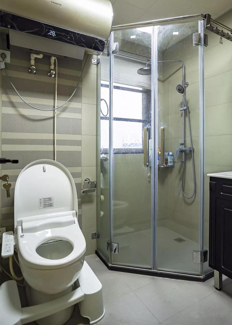 卫生间钻石型淋浴房合理运用空间马桶背景铺贴拼色瓷砖条件允许