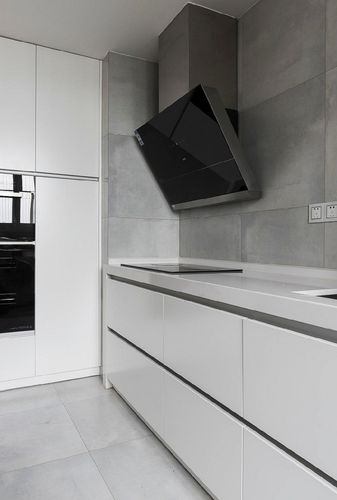 厨房间用了灰色墙砖白色整体橱柜设计简洁明亮