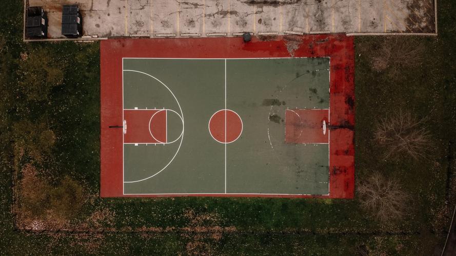 高清空旷的篮球场图片