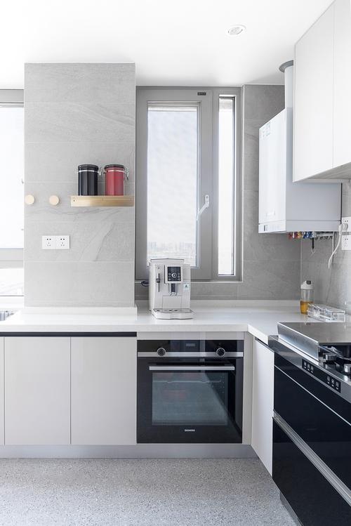 厨房简约而具有设计感白色橱柜营造出空间层次感和高级感使氛围更加