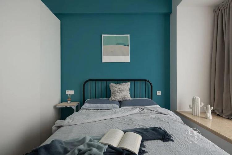 改造后延续客厅的色调蓝绿色乳胶漆做床头背景墙营造静谧安睡的