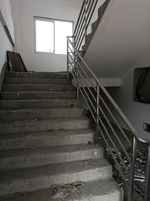 1栋寝室内侧楼梯扶手安装完成差瓷砖