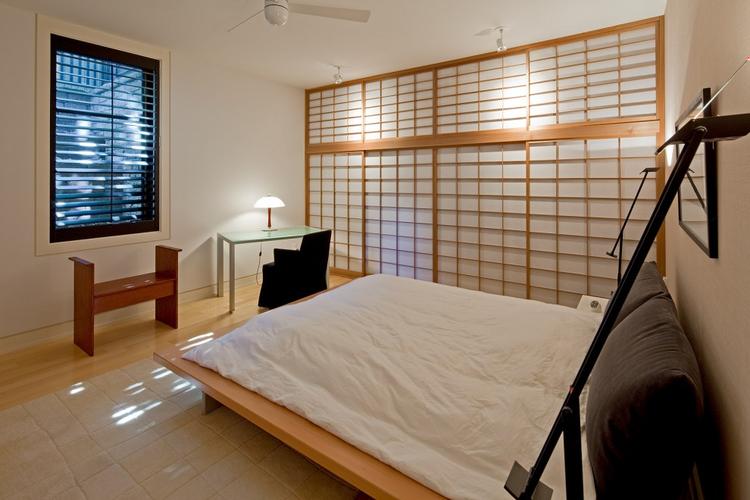 仿照日式推拉门的墙面设计和模仿榻榻米的床铺都体现着浓郁的日本