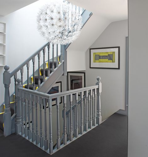现代别墅暗色系风格黑色跃层楼梯装修效果图