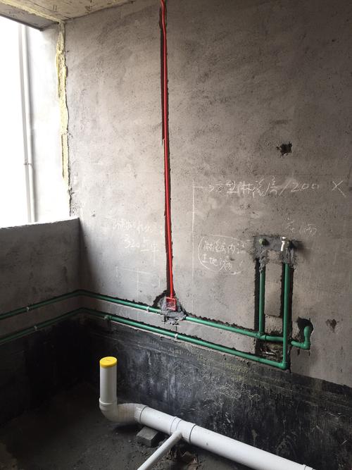 卫生间水管我们是在墙面开槽相对于埋在瓷砖下面水在不停的流动会