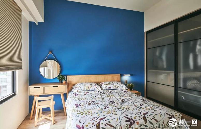 卧室采用的是深蓝色的墙面颜色与木质梳妆台柜头结合一体灰色调的