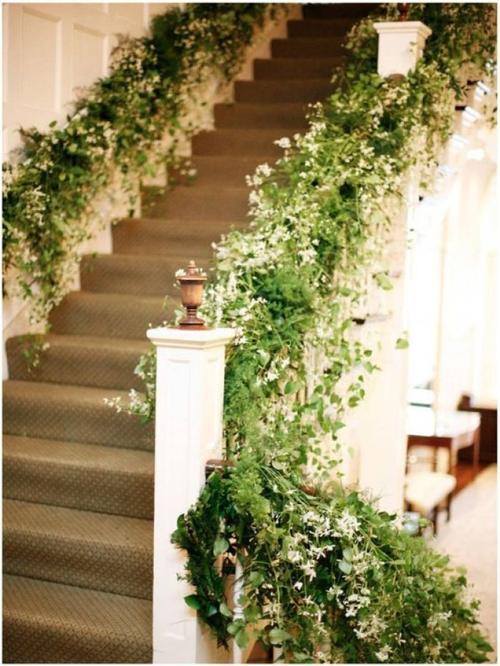 楼梯扶手上的花园正在盛开楼梯婚礼花艺.