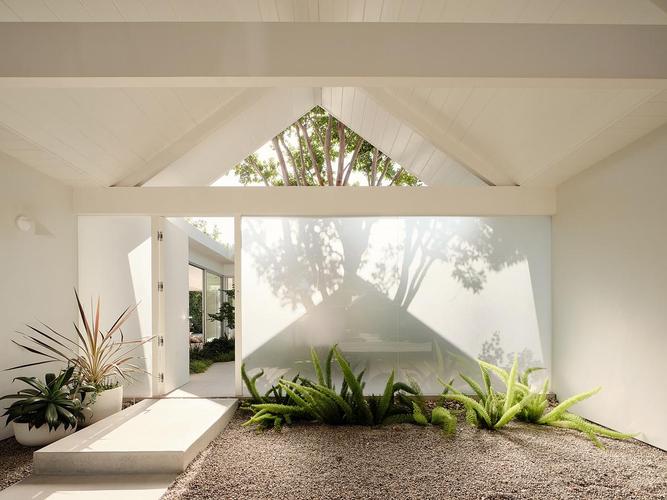 增强设计整体感的另一个重要元素是覆盖整个室内空间和庭院的方形地砖