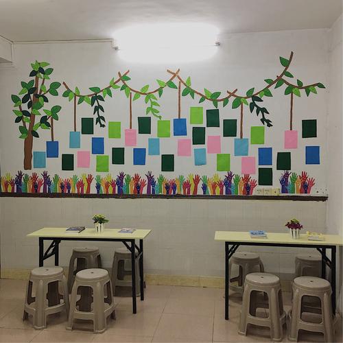 课室一角墙上是老师们精心手工布置的照片墙来到博艺的孩子们都可以