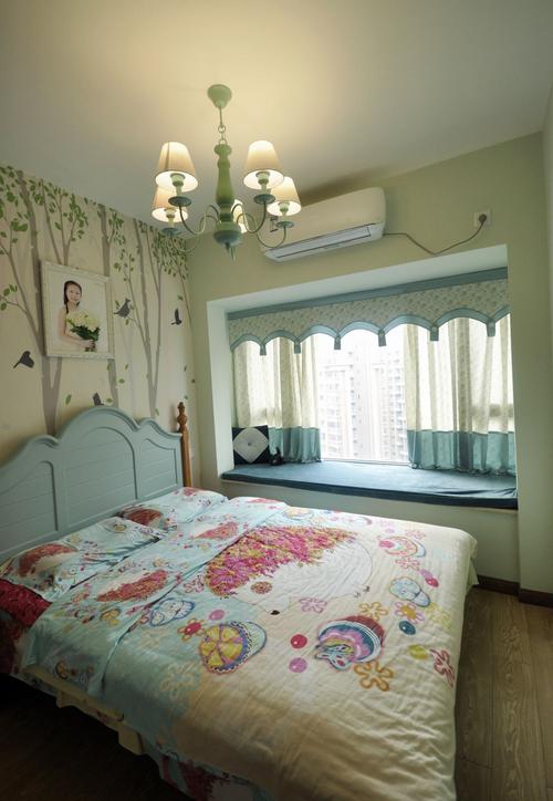 描述女儿房采用小清新的手法将空间打造得生趣自然淡雅的窗帘透