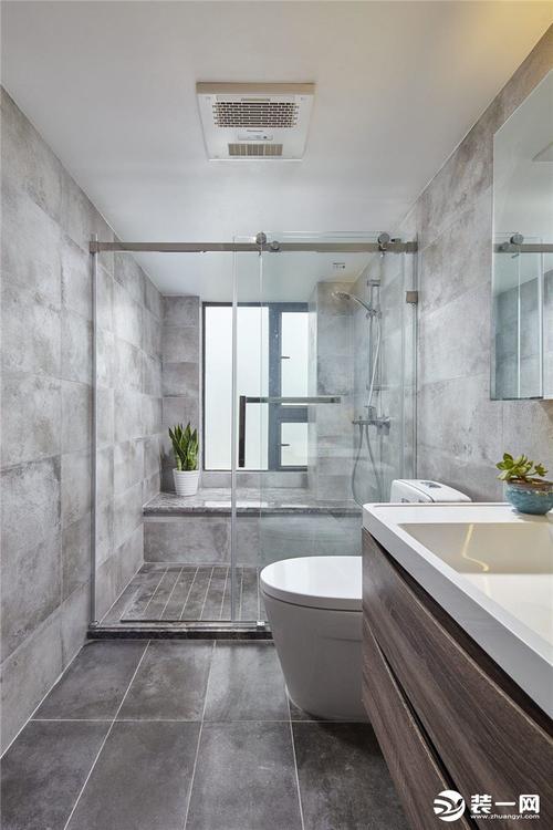 卫生间干湿分离提高使用效率灰色墙地砖搭配原木色浴室柜线条流畅
