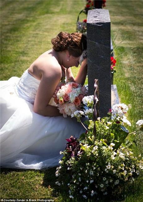 新娘婚礼上跪倒父亲墓前令人动容