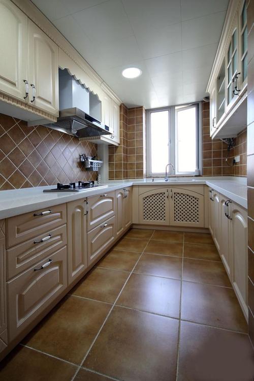 长方形整体厨房装修橱柜效果图